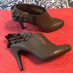 Report Women’s Shoes Size 10